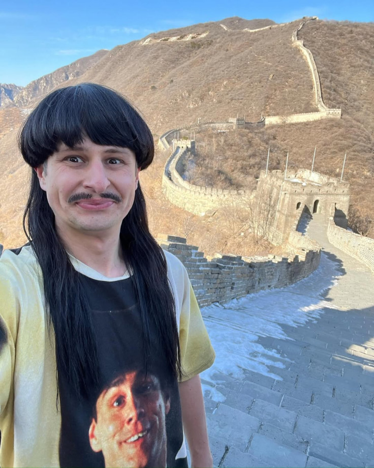 Oliver Tree smiling.